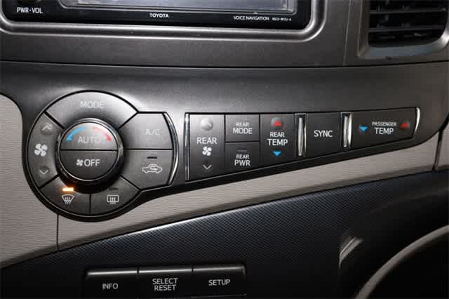 Thumbnail: 2014 Toyota Sienna - 29