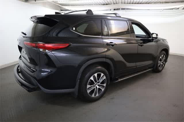 Thumbnail: 2022 Toyota Highlander - 8