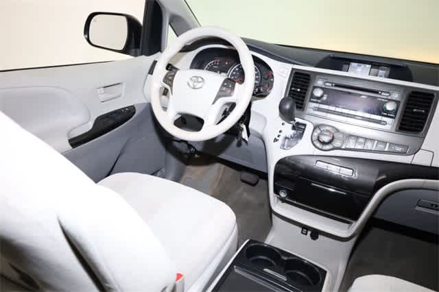 Thumbnail: 2013 Toyota Sienna - 20