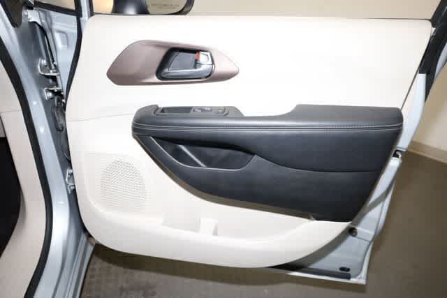 Thumbnail: 2022 Chrysler Voyager - 23