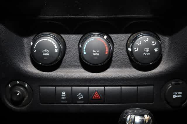 Thumbnail: 2015 Jeep Wrangler - 27