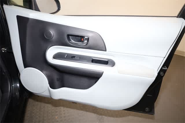 Thumbnail: 2014 Toyota Prius c - 22