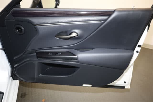 Thumbnail: 2020 Lexus ES - 22