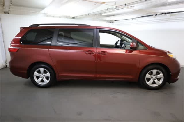 Thumbnail: 2015 Toyota Sienna - 9