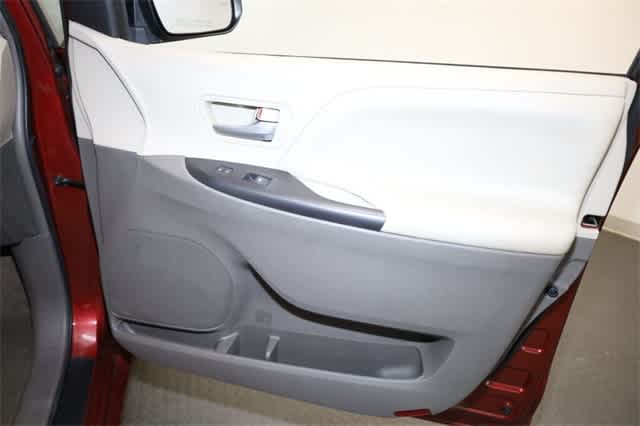 Thumbnail: 2015 Toyota Sienna - 22