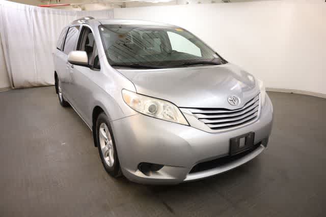 Thumbnail: 2017 Toyota Sienna - 11