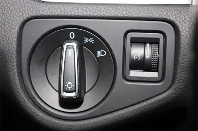 Thumbnail: 2016 Volkswagen Golf - 26