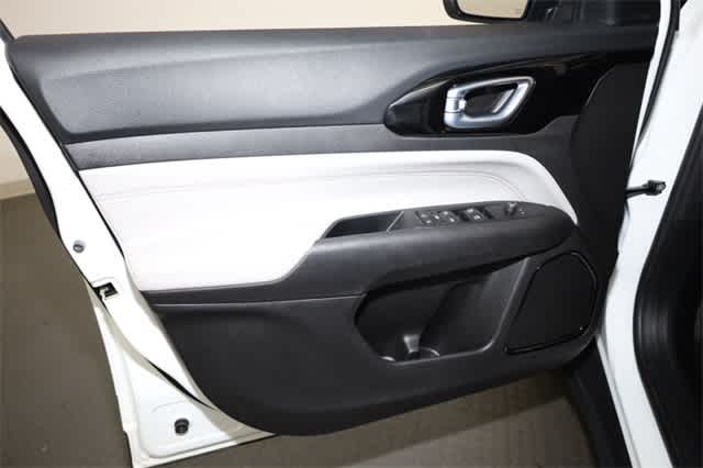 Thumbnail: 2022 Jeep Compass - 13
