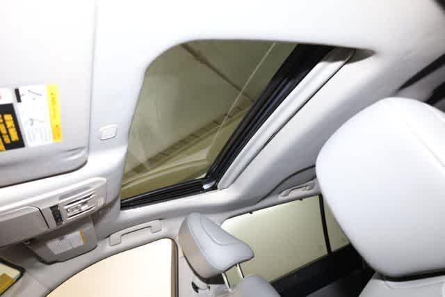 Thumbnail: 2023 Toyota Highlander - 28