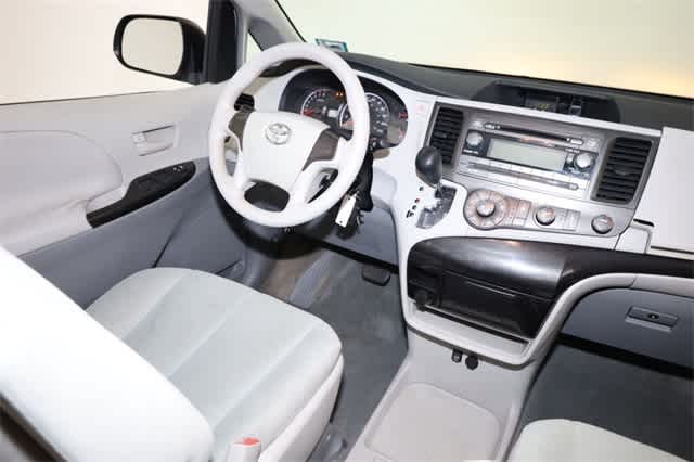 Thumbnail: 2011 Toyota Sienna - 16