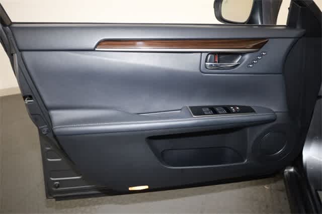 Thumbnail: 2016 Lexus ES - 13