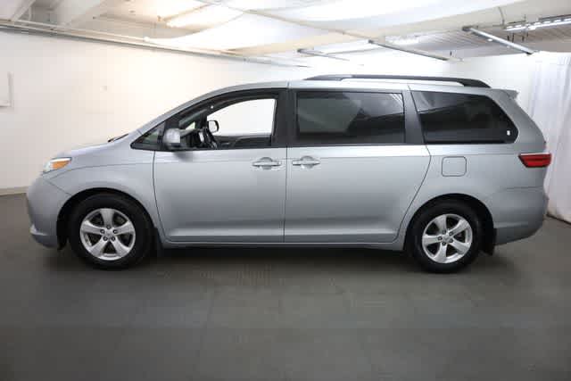 Thumbnail: 2017 Toyota Sienna - 3