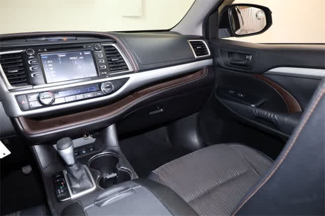 Thumbnail: 2015 Toyota Highlander - 18