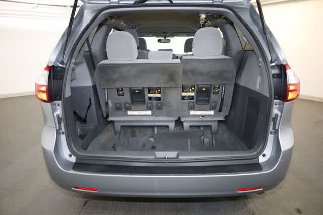 Thumbnail: 2017 Toyota Sienna - 32