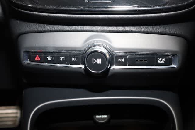 Thumbnail: 2021 Volvo XC40 - 27