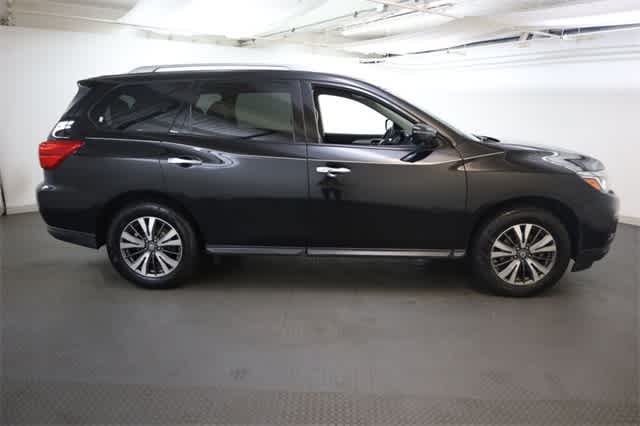 Thumbnail: 2017 Nissan Pathfinder - 9