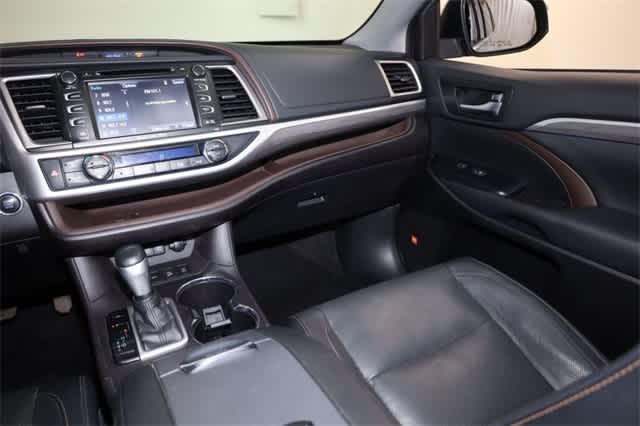 Thumbnail: 2019 Toyota Highlander - 18