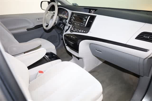 Thumbnail: 2013 Toyota Sienna - 29