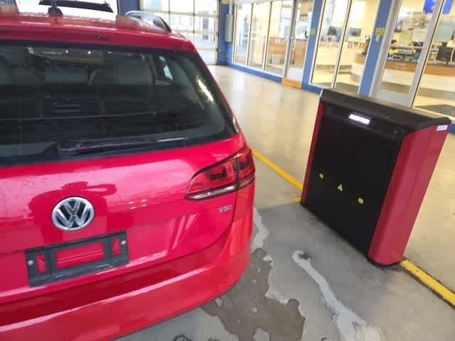 Thumbnail: 2016 Volkswagen e-Golf - 10