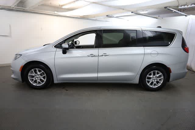 Thumbnail: 2022 Chrysler Voyager - 3