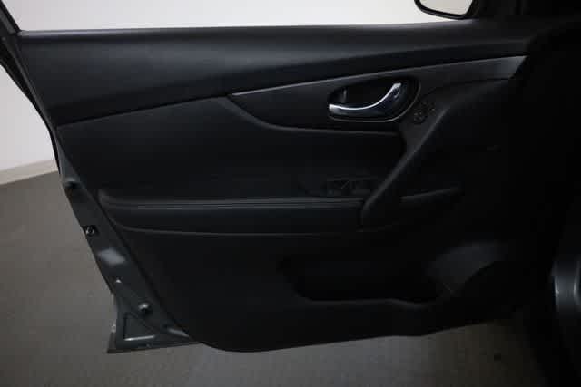 Thumbnail: 2018 Nissan Rogue - 13