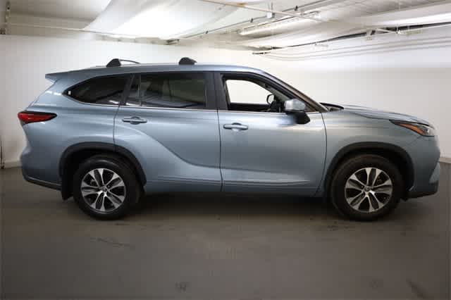 Thumbnail: 2023 Toyota Highlander - 9