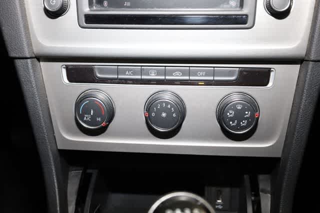 Thumbnail: 2016 Volkswagen Golf - 28