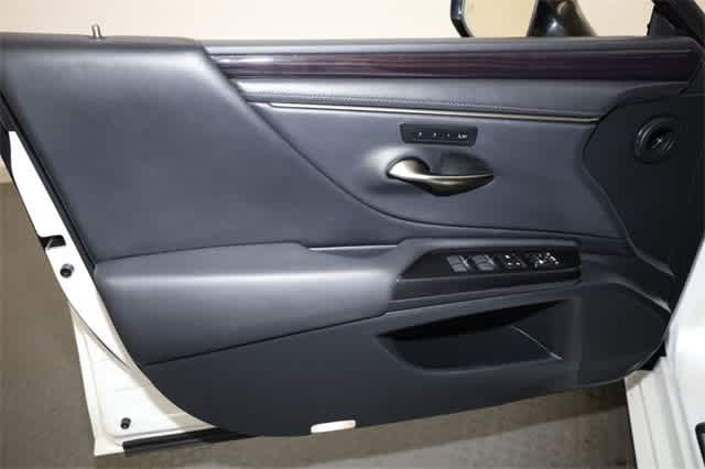 Thumbnail: 2020 Lexus ES - 13