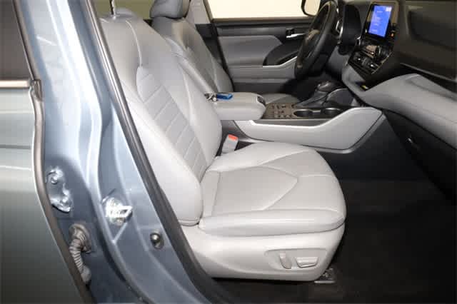 Thumbnail: 2023 Toyota Highlander - 20