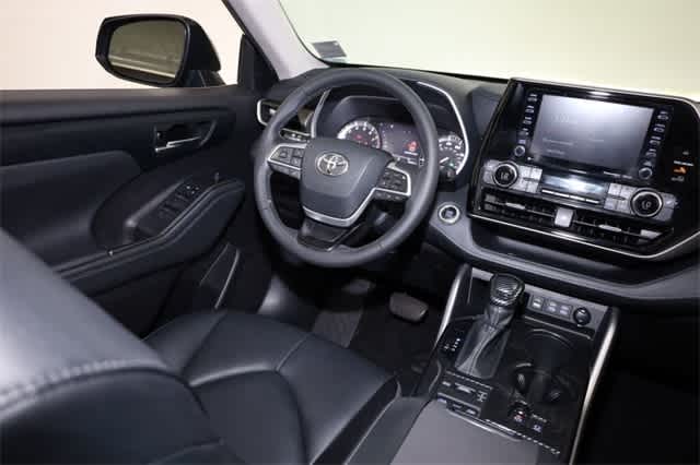 Thumbnail: 2022 Toyota Highlander - 16