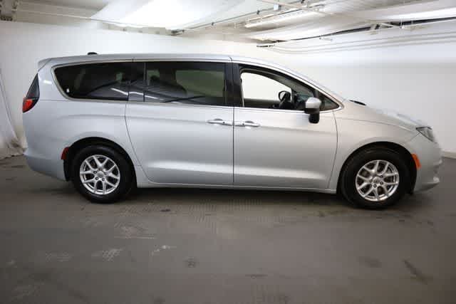 Thumbnail: 2022 Chrysler Voyager - 9