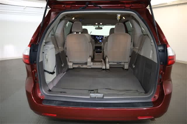 Thumbnail: 2015 Toyota Sienna - 32