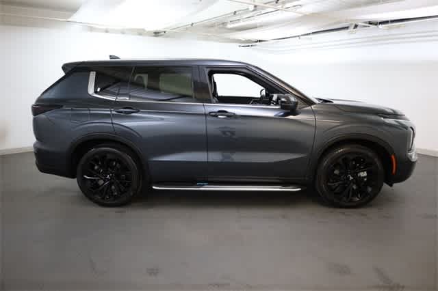 Thumbnail: 2024 Mitsubishi Outlander - 9