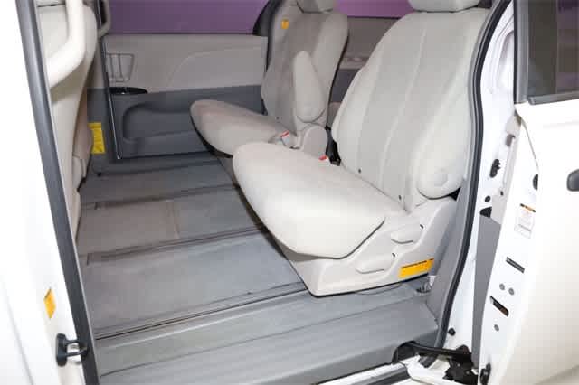 Thumbnail: 2011 Toyota Sienna - 26