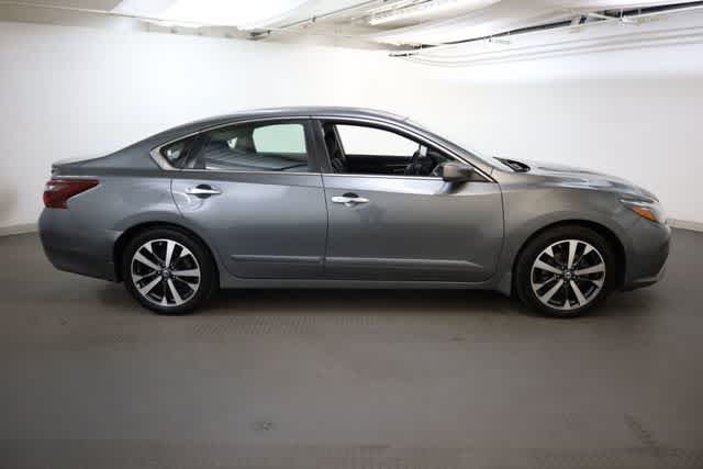 Thumbnail: 2017 Nissan Altima - 9