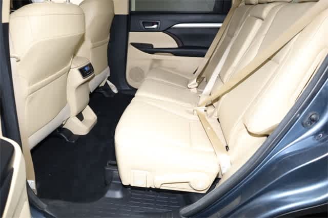 Thumbnail: 2018 Toyota Highlander - 21
