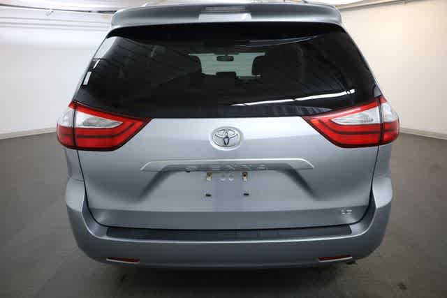 Thumbnail: 2017 Toyota Sienna - 6