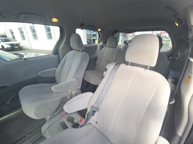 Thumbnail: 2013 Toyota Sienna - 29