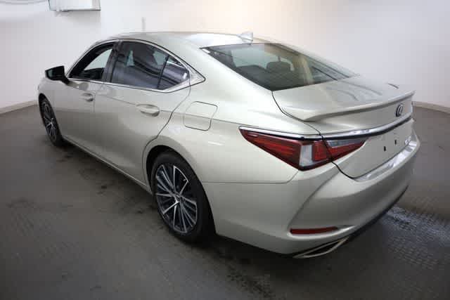 Thumbnail: 2022 Lexus ES - 4