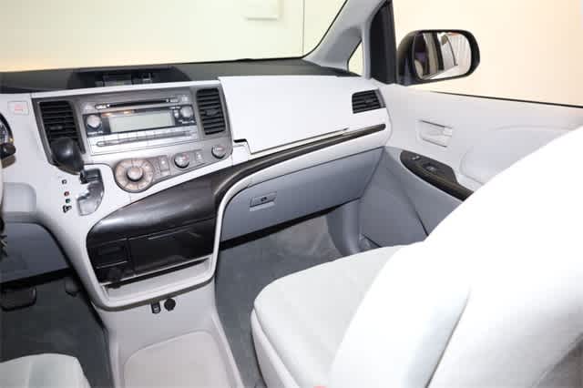 Thumbnail: 2011 Toyota Sienna - 18