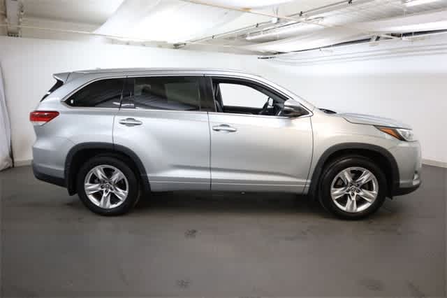 Thumbnail: 2019 Toyota Highlander - 9
