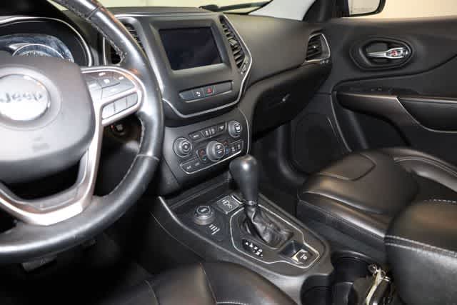 Thumbnail: 2019 Jeep Cherokee - 16