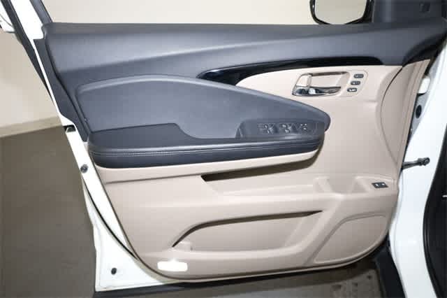 Thumbnail: 2017 Honda Pilot - 13