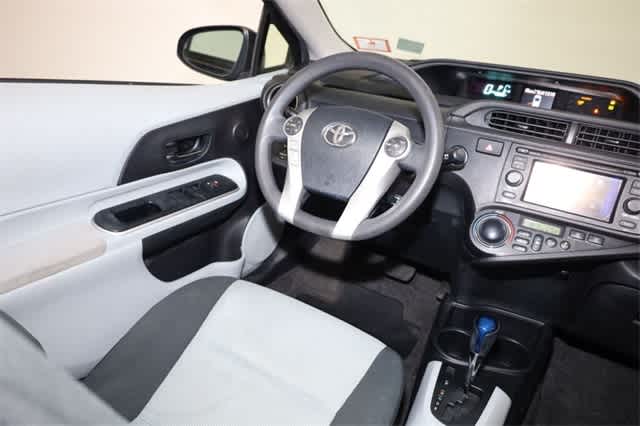 Thumbnail: 2014 Toyota Prius c - 16