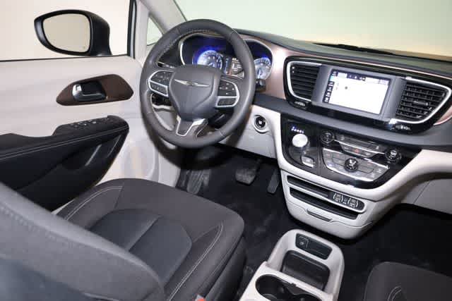 Thumbnail: 2022 Chrysler Voyager - 16