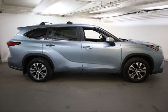 Thumbnail: 2023 Toyota Highlander - 9