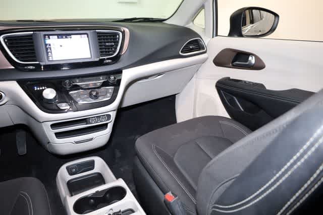 Thumbnail: 2022 Chrysler Voyager - 18