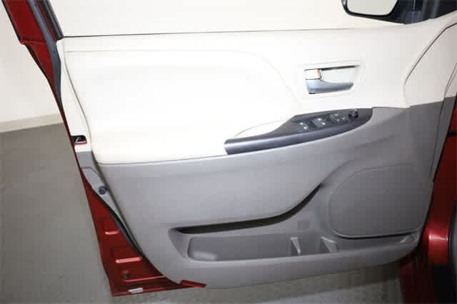 Thumbnail: 2015 Toyota Sienna - 13