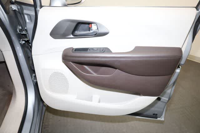 Thumbnail: 2019 Chrysler Pacifica - 32