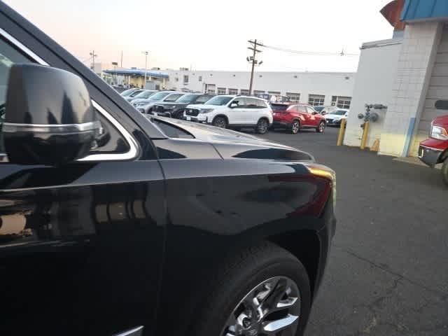 Thumbnail: 2019 Cadillac Escalade - 17